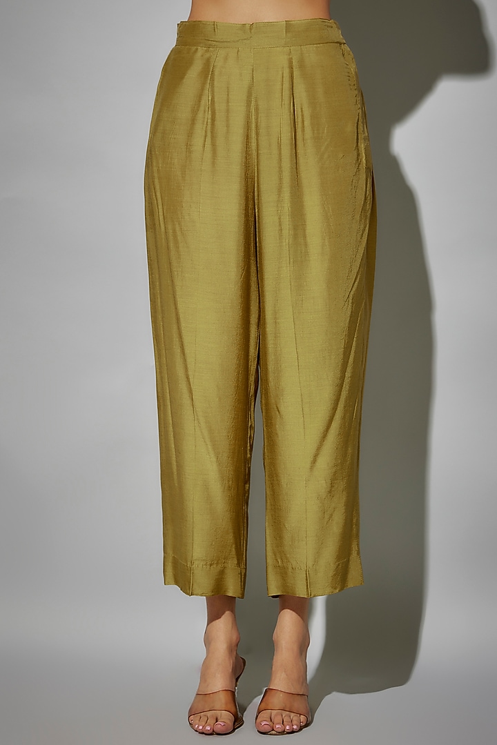 Acid Green Bemberg Silk Thread Embroidered Kurta Set by Zariya The Label at Pernia's Pop Up Shop
