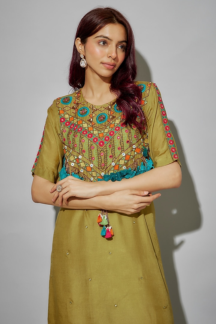 Acid Green Bemberg Silk Thread Embroidered Kurta Set by Zariya The Label at Pernia's Pop Up Shop