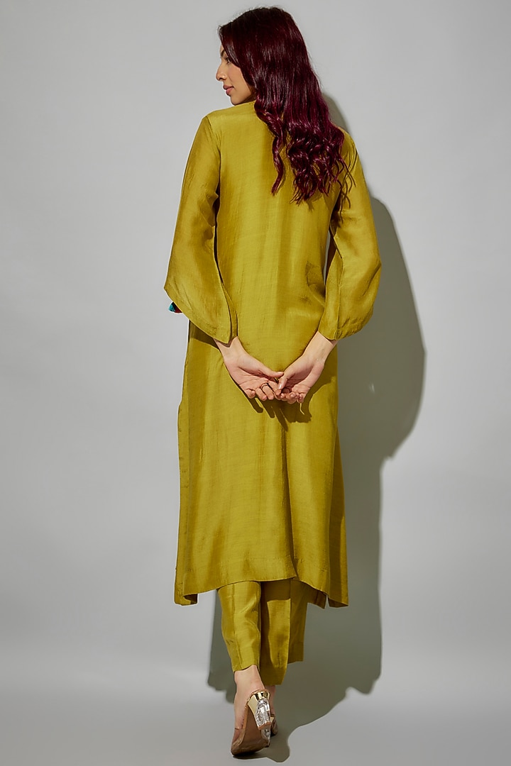 Acid Green Bemberg Silk Thread Embroidered Kurta Set by Zariya The Label at Pernia's Pop Up Shop