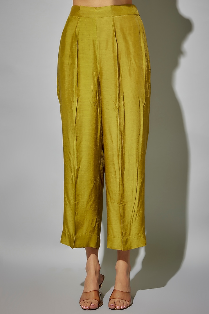 Acid Green Bemberg Silk Thread Embroidered Kurta Set by Zariya The Label at Pernia's Pop Up Shop