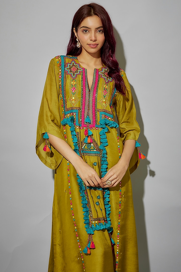 Acid Green Bemberg Silk Thread Embroidered Kurta Set by Zariya The Label at Pernia's Pop Up Shop