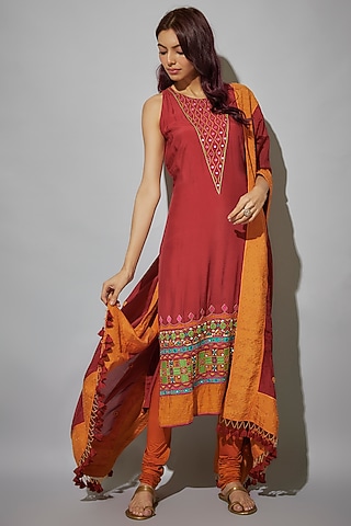 Red Bemberg Silk Mirror Embroidered Kurta Set by Zariya The Label