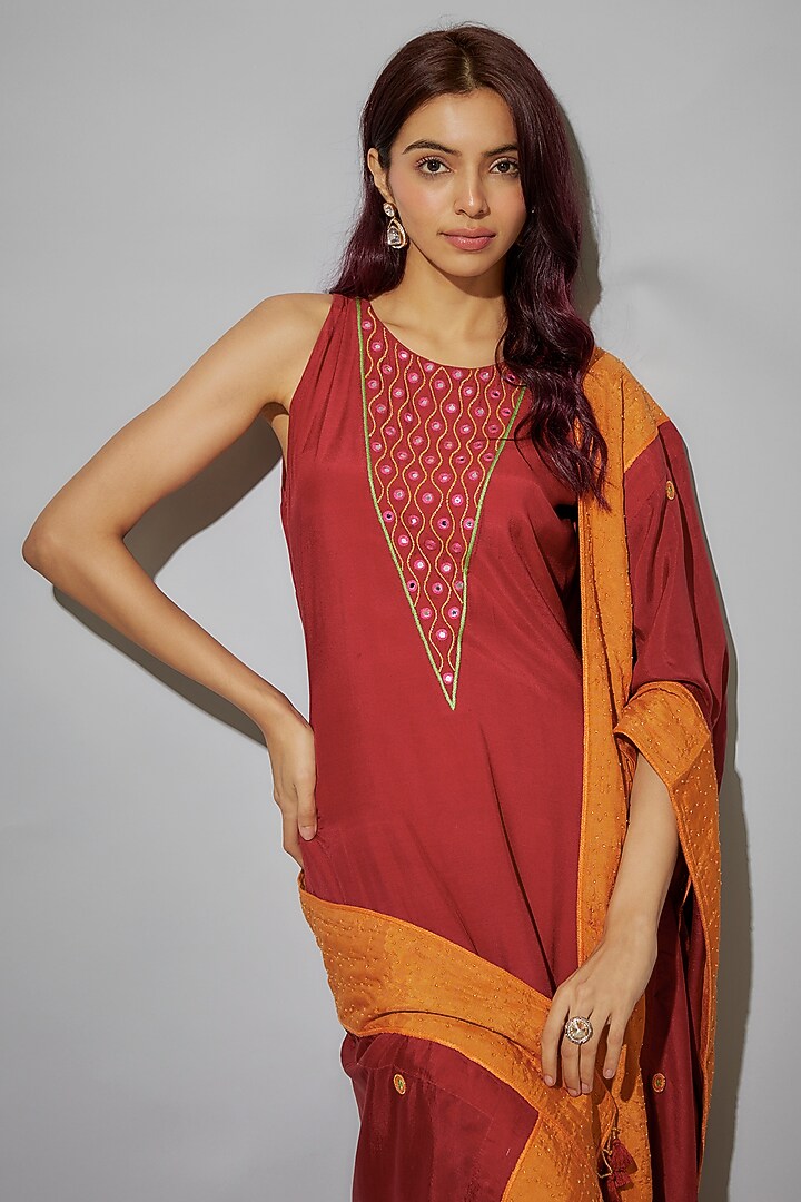 Red Bemberg Silk Mirror Embroidered Kurta Set by Zariya The Label at Pernia's Pop Up Shop