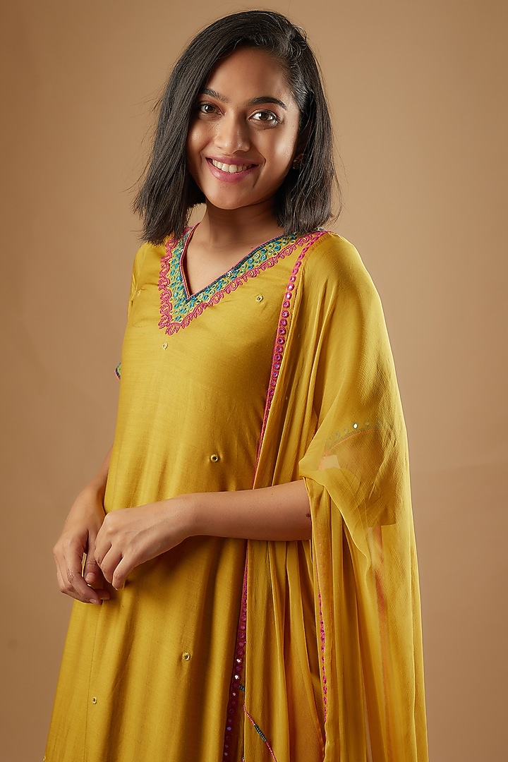 Yellow Bemberg Silk Thread & Mirror Embroidered Kurta Set by Zariya The Label at Pernia's Pop Up Shop
