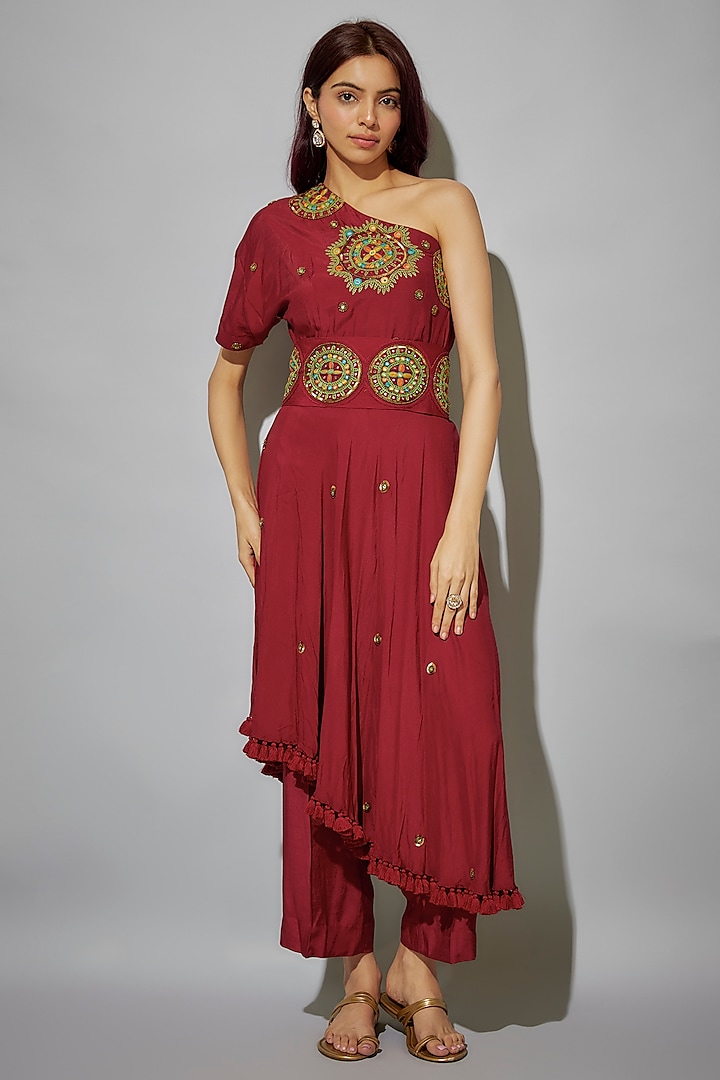 Red Bemberg Silk Mirror Embroidered One-Shoulder Kurta Set by Zariya The Label