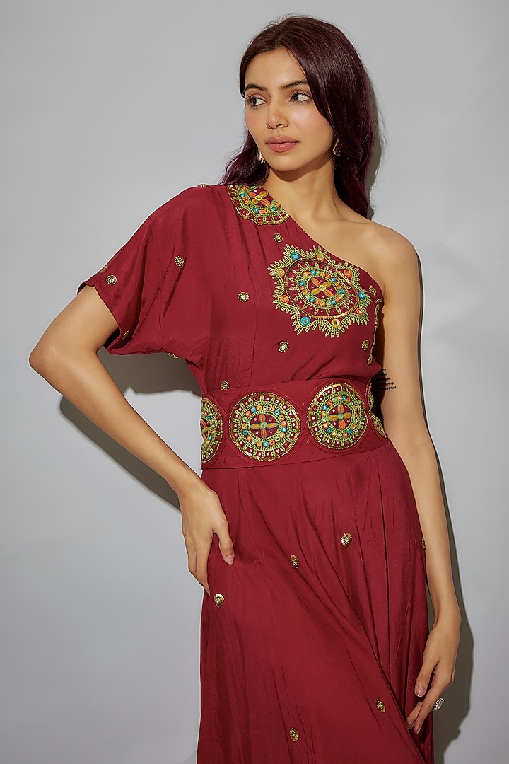 Red Bemberg Silk Mirror Embroidered One-Shoulder Kurta Set by Zariya The Label at Pernia's Pop Up Shop