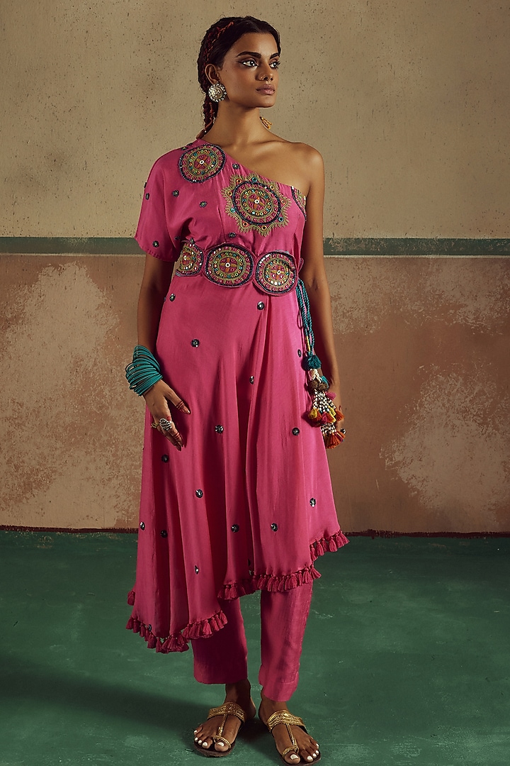 Pink Bemberg Silk Thread Embroidered One-Shoulder Kurta Set by Zariya The Label