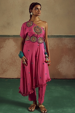 Pink Bemberg Silk Thread Embroidered One-Shoulder Kurta Set by Zariya The Label