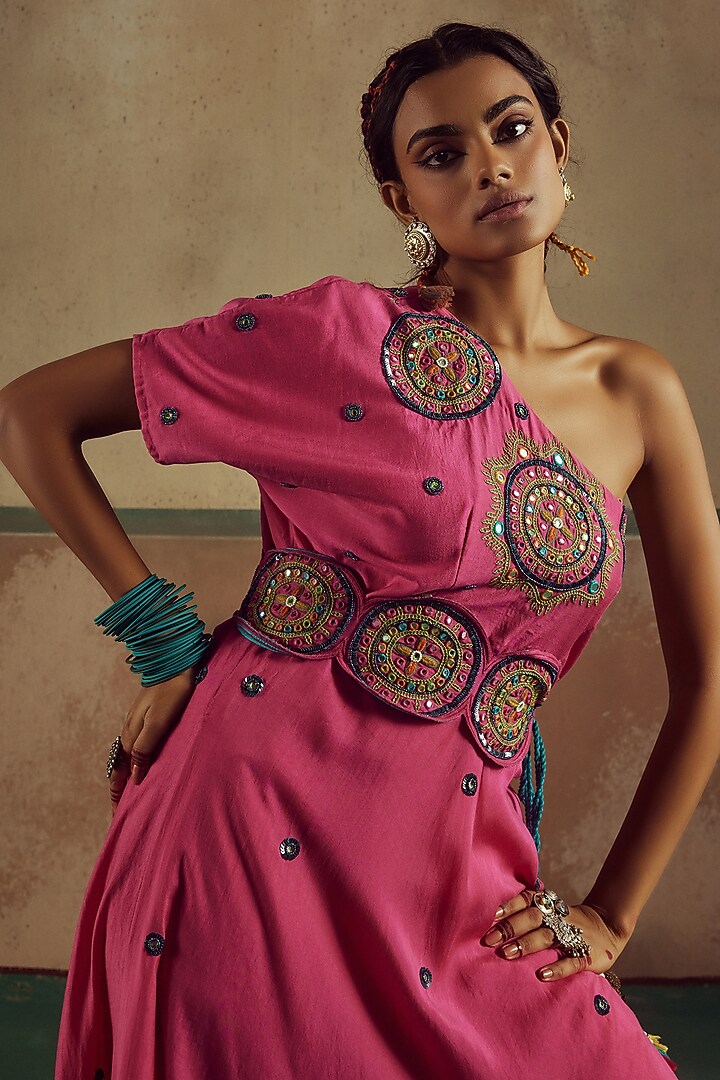 Pink Bemberg Silk Thread Embroidered One-Shoulder Kurta Set by Zariya The Label at Pernia's Pop Up Shop