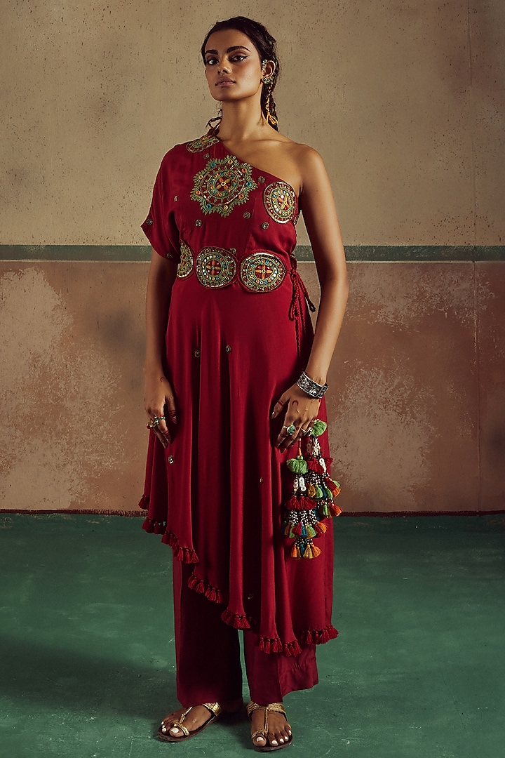 Red Bemberg Silk Thread Embroidered One-Shoulder Kurta Set by Zariya The Label