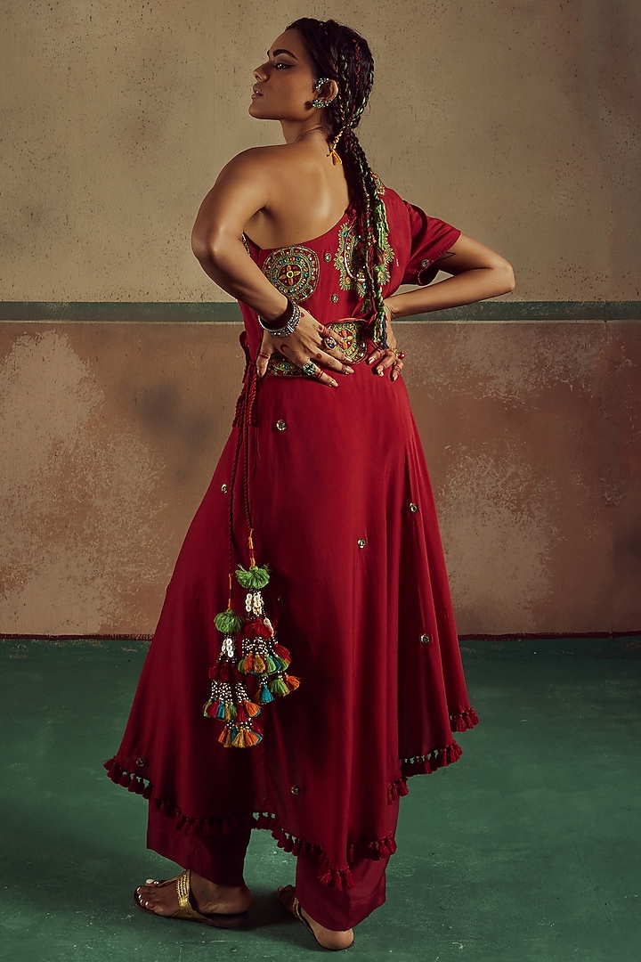 Red Bemberg Silk Thread Embroidered One-Shoulder Kurta Set by Zariya The Label at Pernia's Pop Up Shop