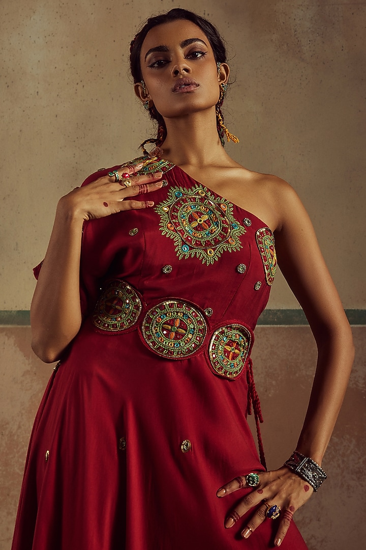Red Bemberg Silk Thread Embroidered One-Shoulder Kurta Set by Zariya The Label at Pernia's Pop Up Shop