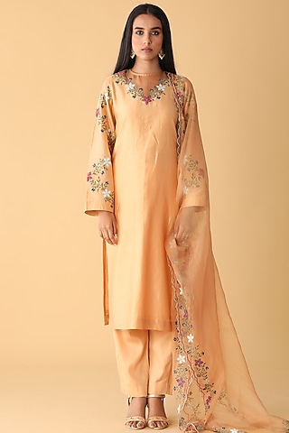 Yellow Chanderi Embroidered Kurta Set by Zeefaa