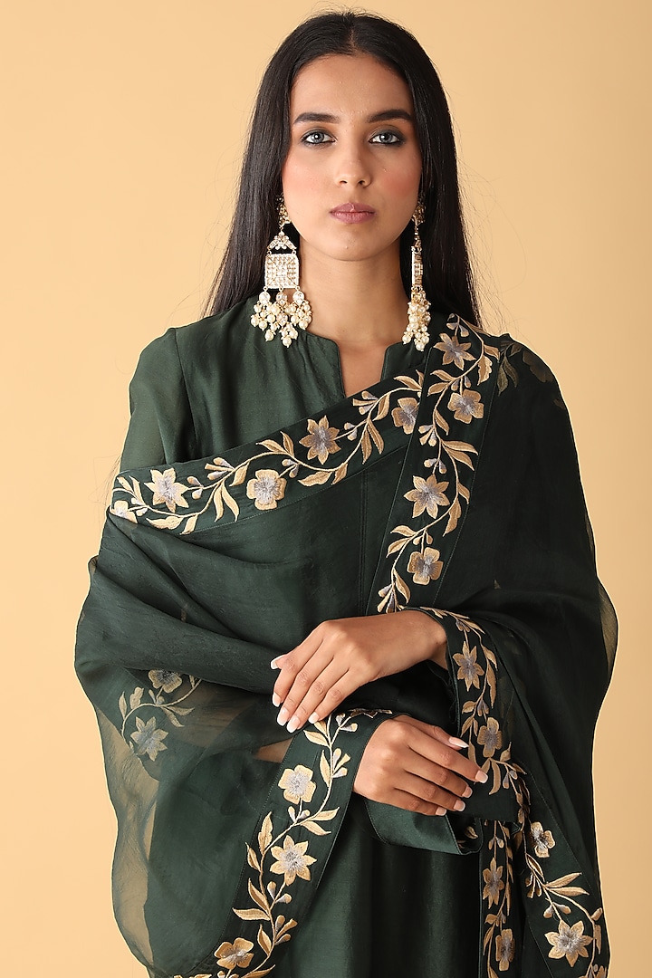 Emerald Green Chanderi Embroidered Kurta Set by Zeefaa at Pernia's Pop Up Shop