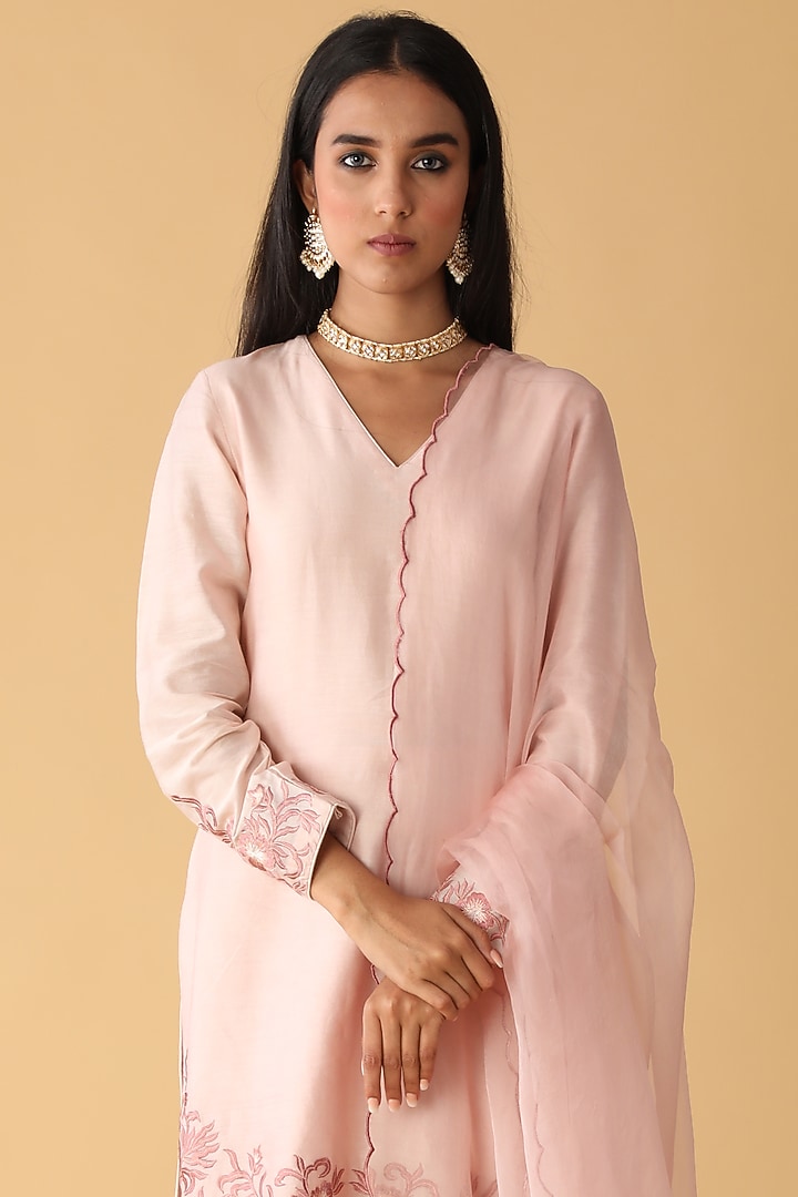 Pink Chanderi Embroidered Kurta Set by Zeefaa at Pernia's Pop Up Shop