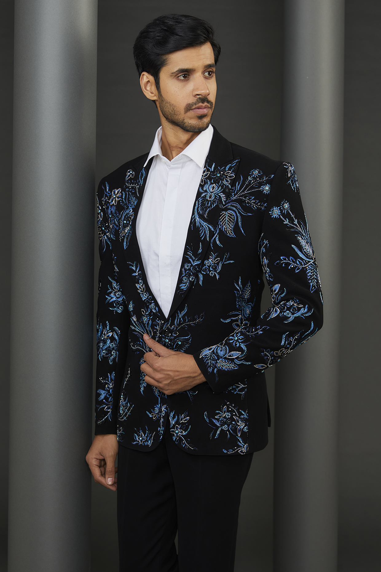 Black Embroidered Floral Tuxedo Jacket – Sophisticated Gentlemen
