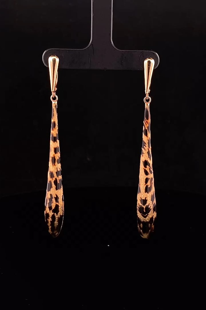 18kt Two Tone Finish Teardrop Textured Elongated Earrings by Zewar By Valchandson jewellers at Pernia's Pop Up Shop