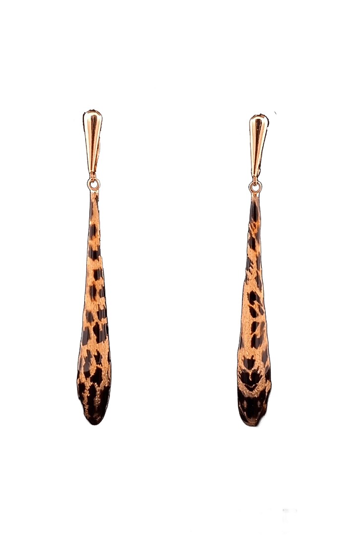 18kt Two Tone Finish Teardrop Textured Elongated Earrings by Zewar By Valchandson jewellers at Pernia's Pop Up Shop
