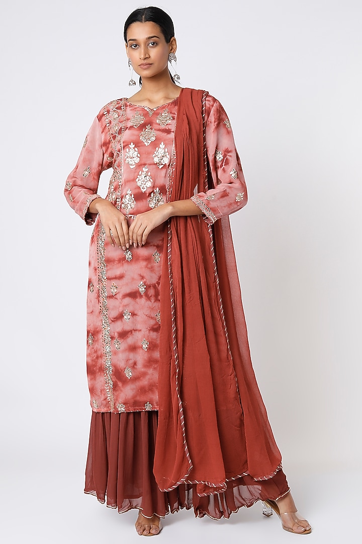 Maroon Tie-Dyed Kurta Set by Zari Jaipur at Pernia's Pop Up Shop