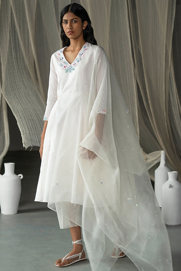 Off-White Hand Embroidered Kurta Set by Zoon Tribe