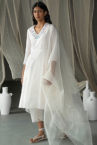 Off-White Hand Embroidered Kurta Set by Zoon Tribe