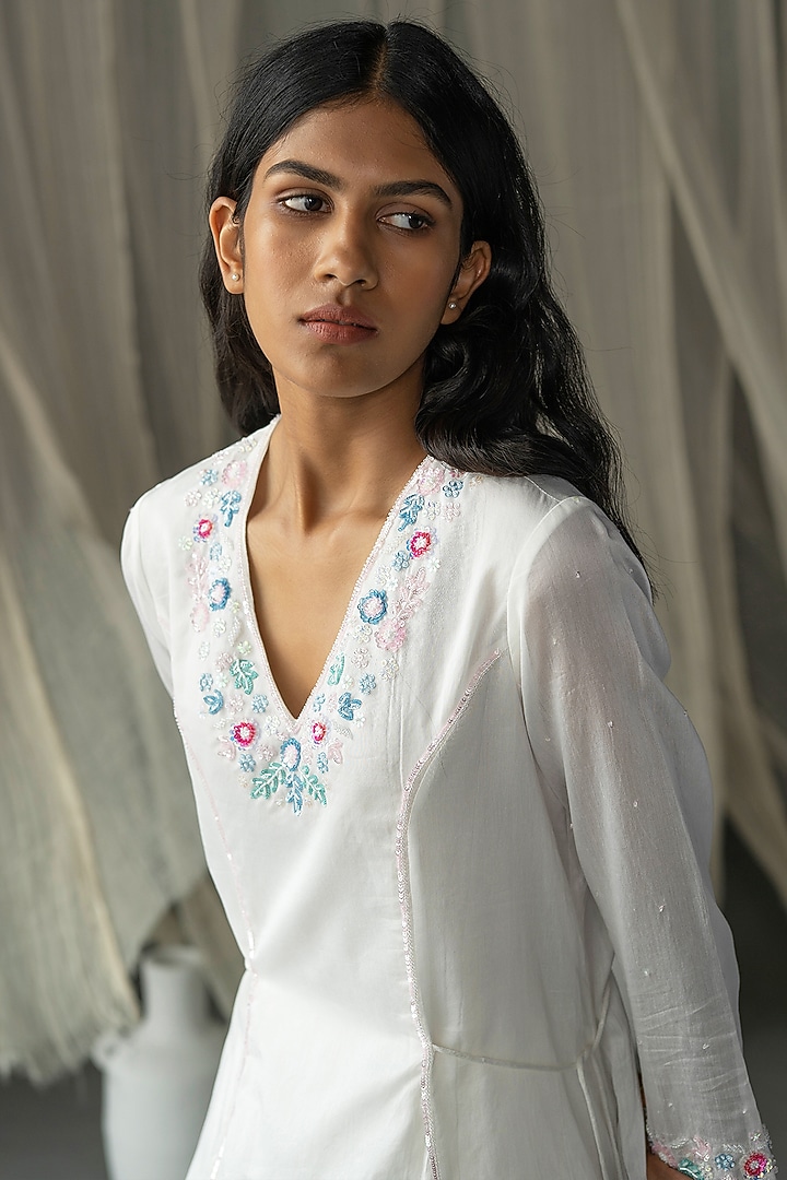 Off-White Hand Embroidered Kurta Set by Zoon Tribe at Pernia's Pop Up Shop