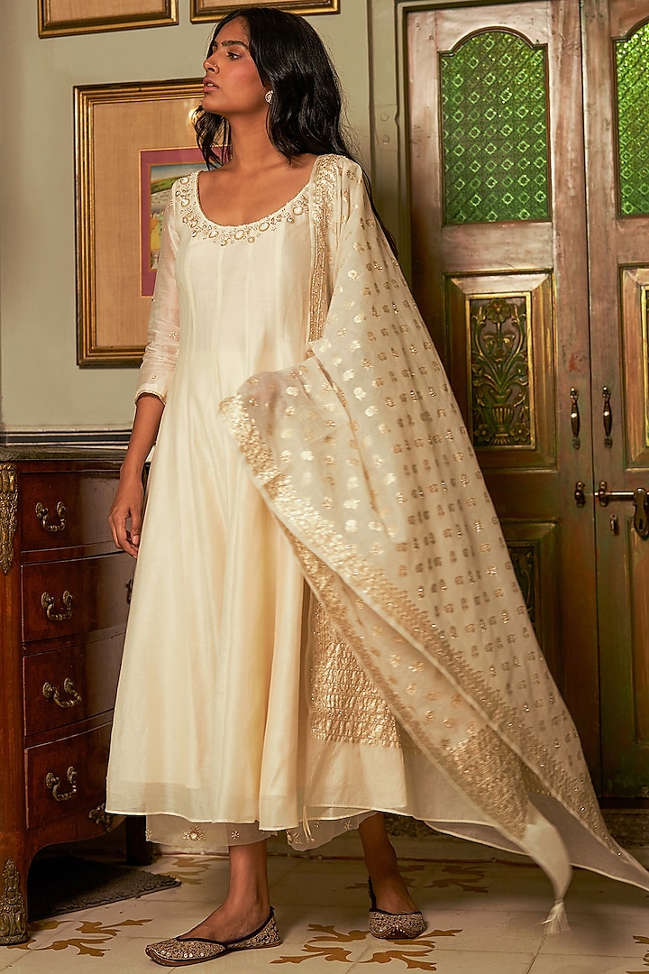 Ivory Chanderi Hand Embroidered Kurta Set by Zoon Tribe