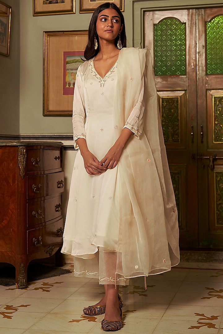 Off-White Satin Hand Embroidered Kurta Set by Zoon Tribe