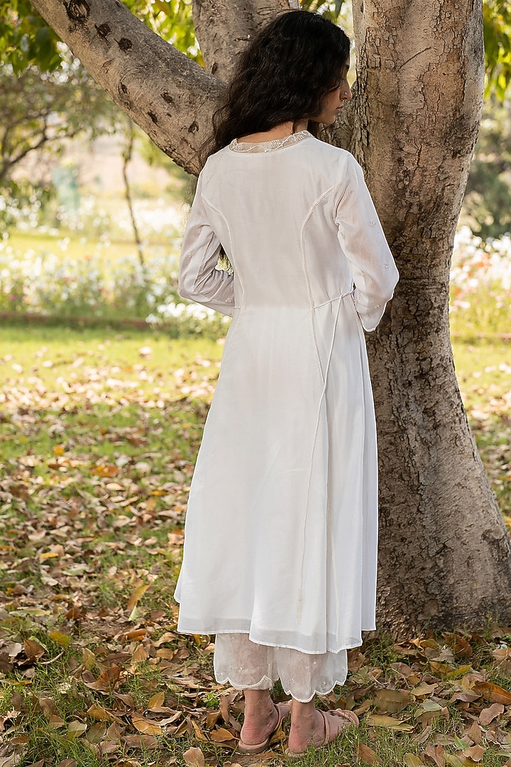 Off-White Hand Embroidered Kurta Set by Zoon Tribe at Pernia's Pop Up Shop