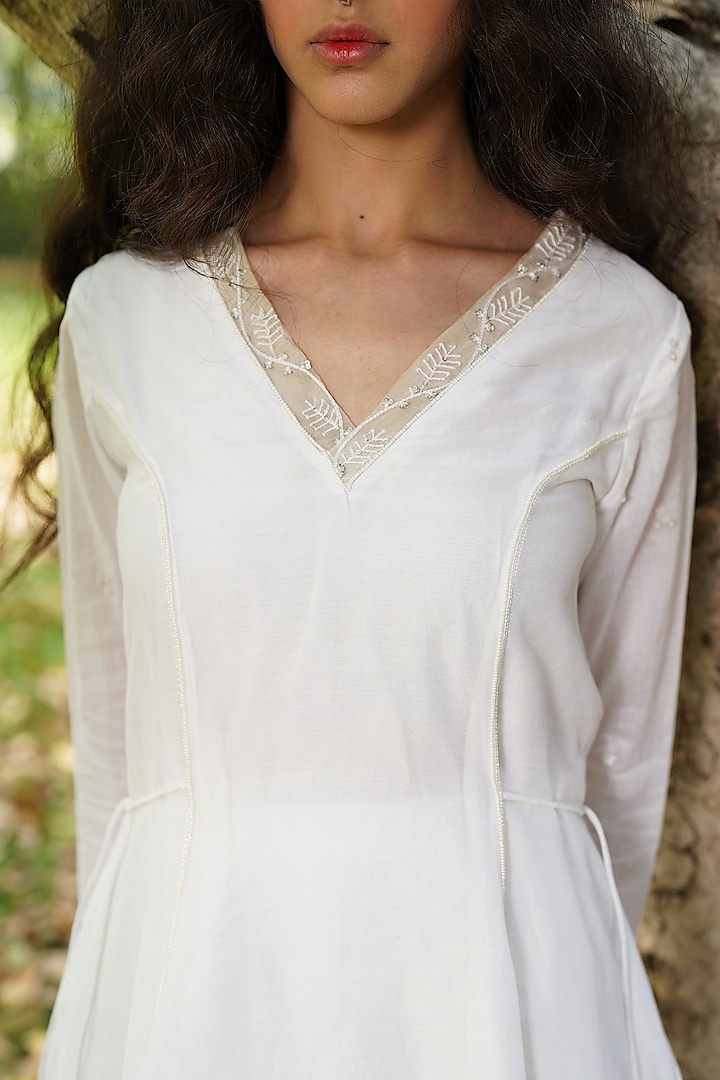 Off-White Hand Embroidered Kurta Set by Zoon Tribe at Pernia's Pop Up Shop