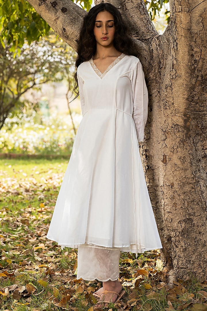 Off-White Hand Embroidered Kurta Set by Zoon Tribe at Pernia's Pop Up Shop