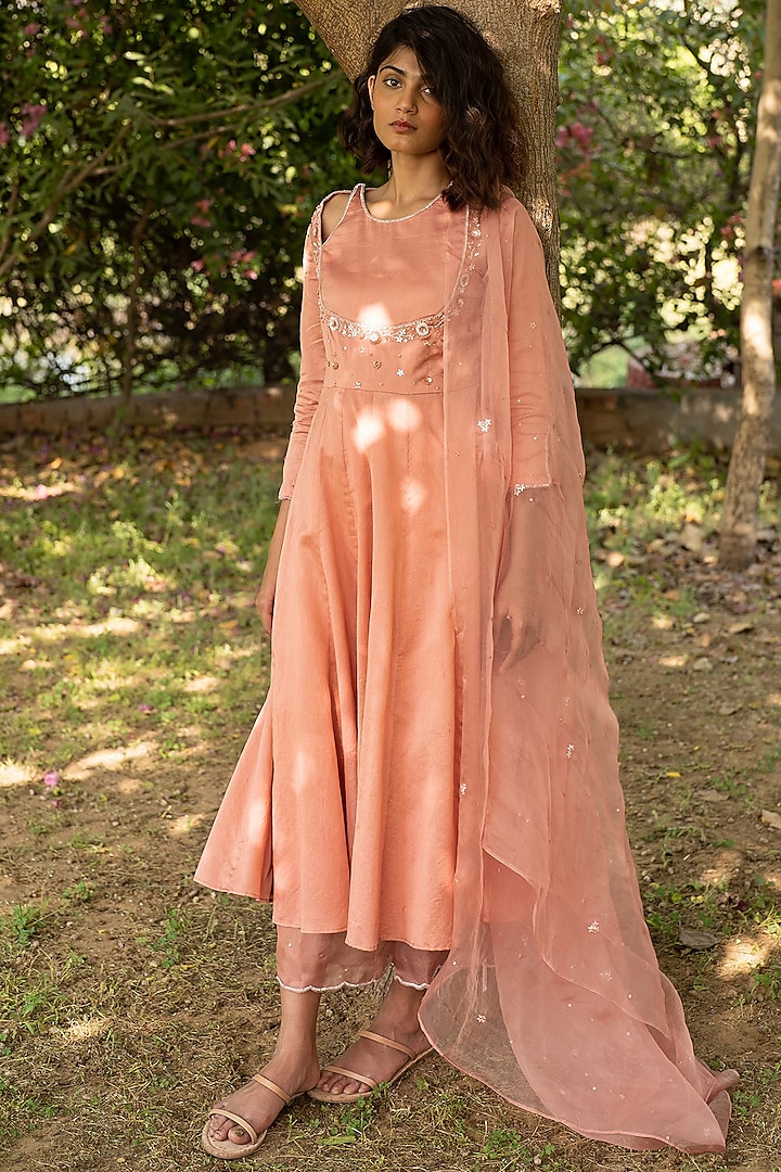 Coral Hand Embroidered Kurta Set by Zoon Tribe at Pernia's Pop Up Shop