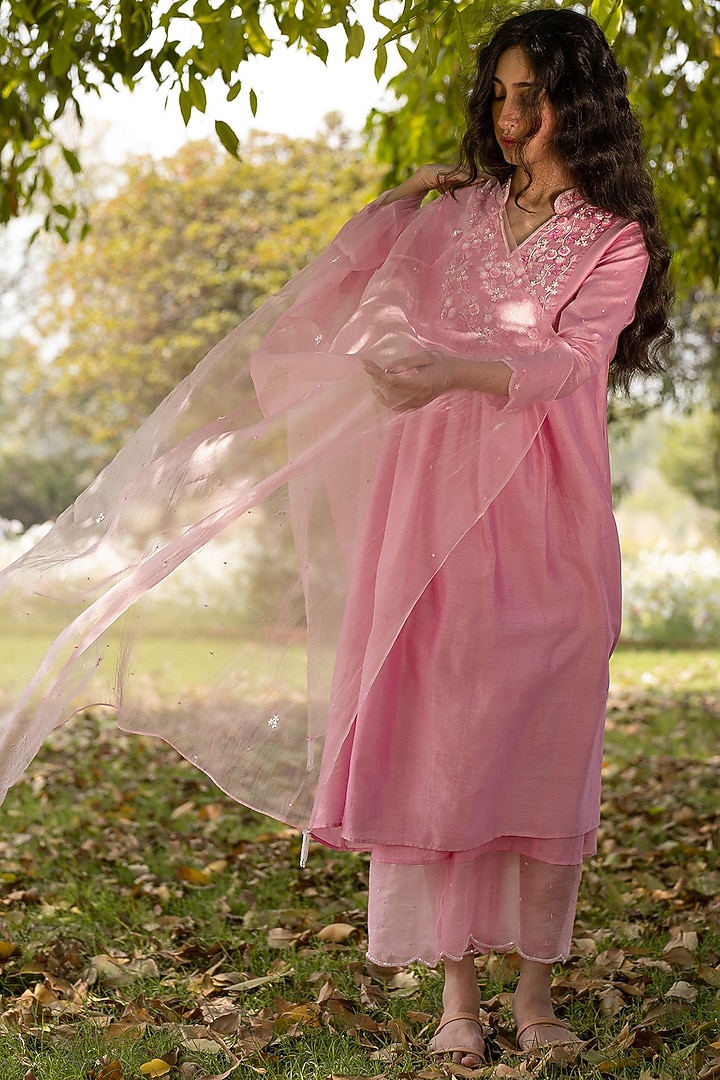 Pink Hand Embroidered Kurta Set by Zoon Tribe at Pernia's Pop Up Shop