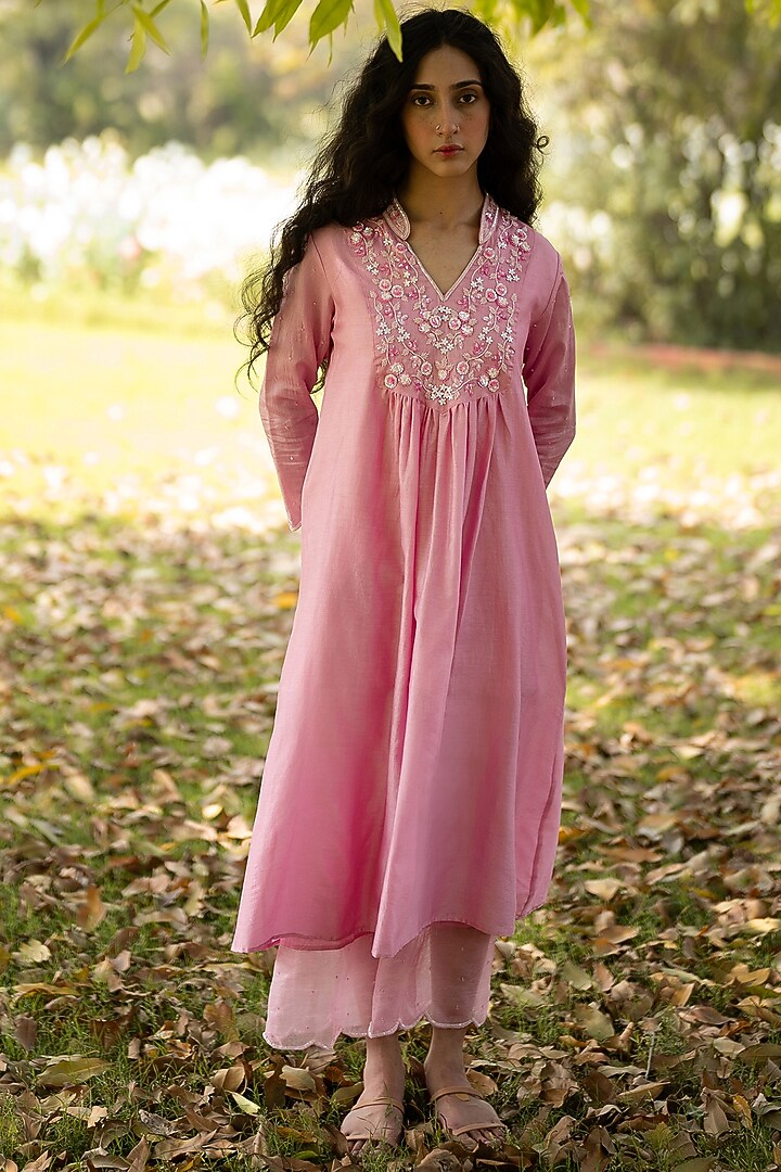 Pink Hand Embroidered Kurta Set by Zoon Tribe at Pernia's Pop Up Shop