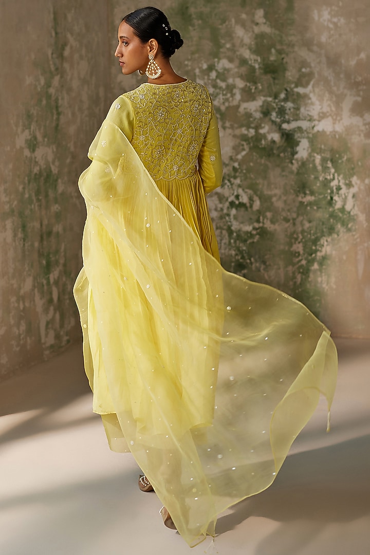 Butter Yellow Habutai Silk Aari Embroidered Kurta Set by Zoon Tribe at Pernia's Pop Up Shop