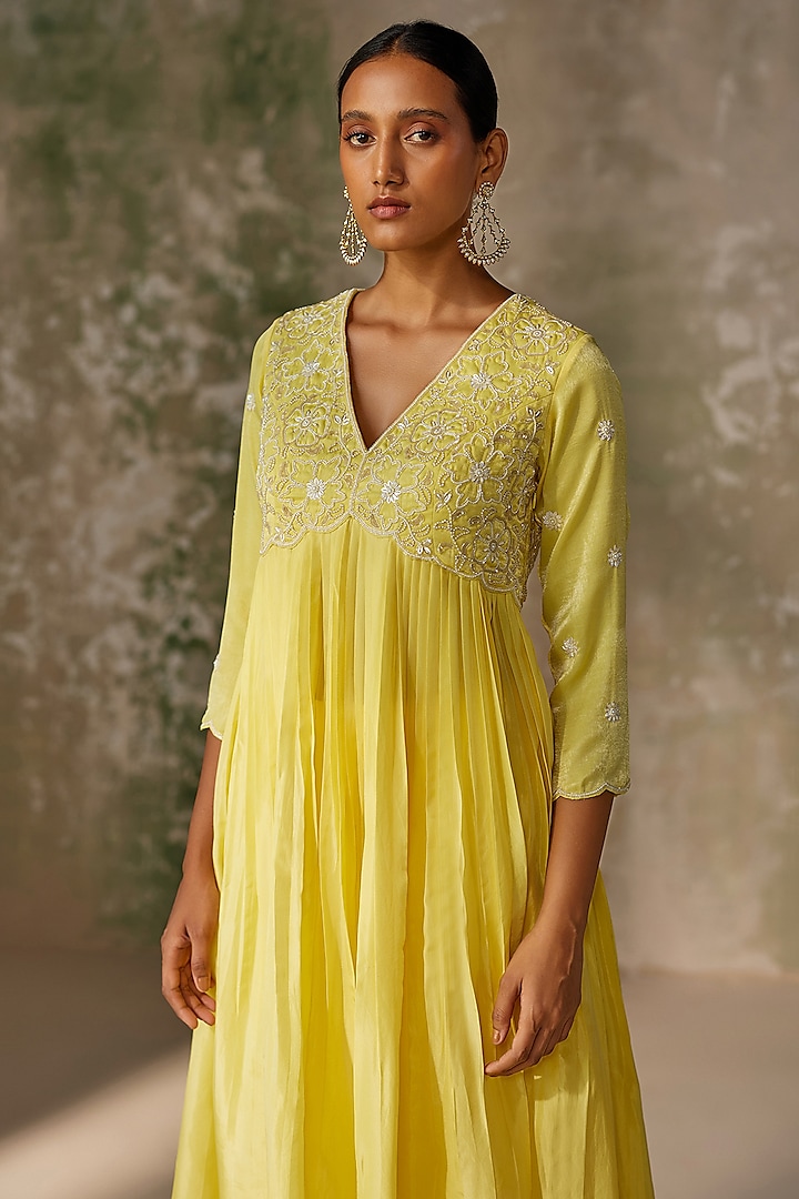 Butter Yellow Habutai Silk Aari Embroidered Kurta Set by Zoon Tribe at Pernia's Pop Up Shop