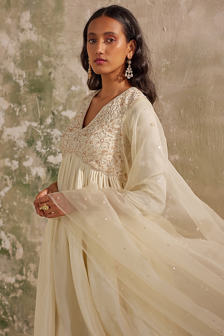Cream Habutai Silk Aari Embroidered Kurta Set by Zoon Tribe at Pernia's Pop Up Shop