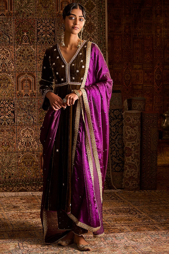 Olive Green Velvet Hand Embroidered Straight Kurta Set by Zoon Tribe at Pernia's Pop Up Shop