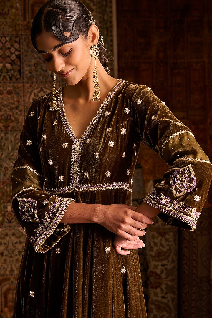 Olive Green Velvet Hand Embroidered Straight Kurta Set by Zoon Tribe at Pernia's Pop Up Shop