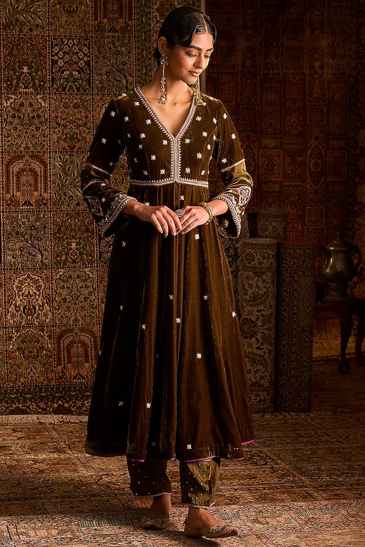Olive Green Velvet Hand Embroidered Straight Kurta Set by Zoon Tribe at Pernia's Pop Up Shop