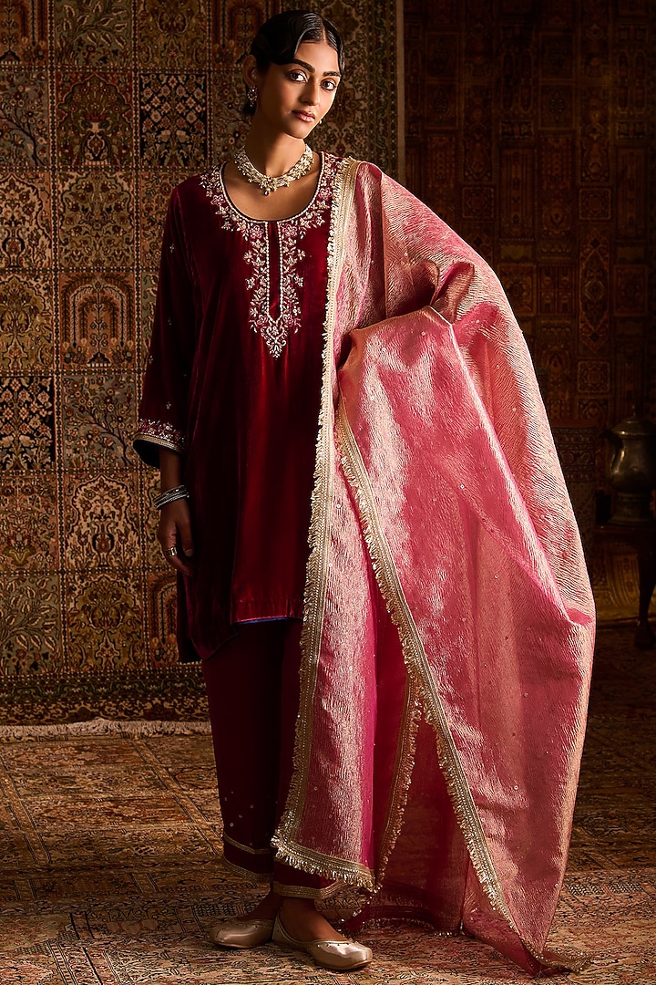 Magenta Silk Velvet Aari Embroidered Pehran Kurta Set by Zoon Tribe at Pernia's Pop Up Shop
