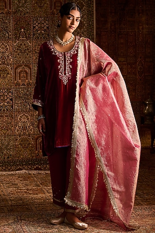 Magenta Silk Velvet Aari Embroidered Pehran Kurta Set by Zoon Tribe