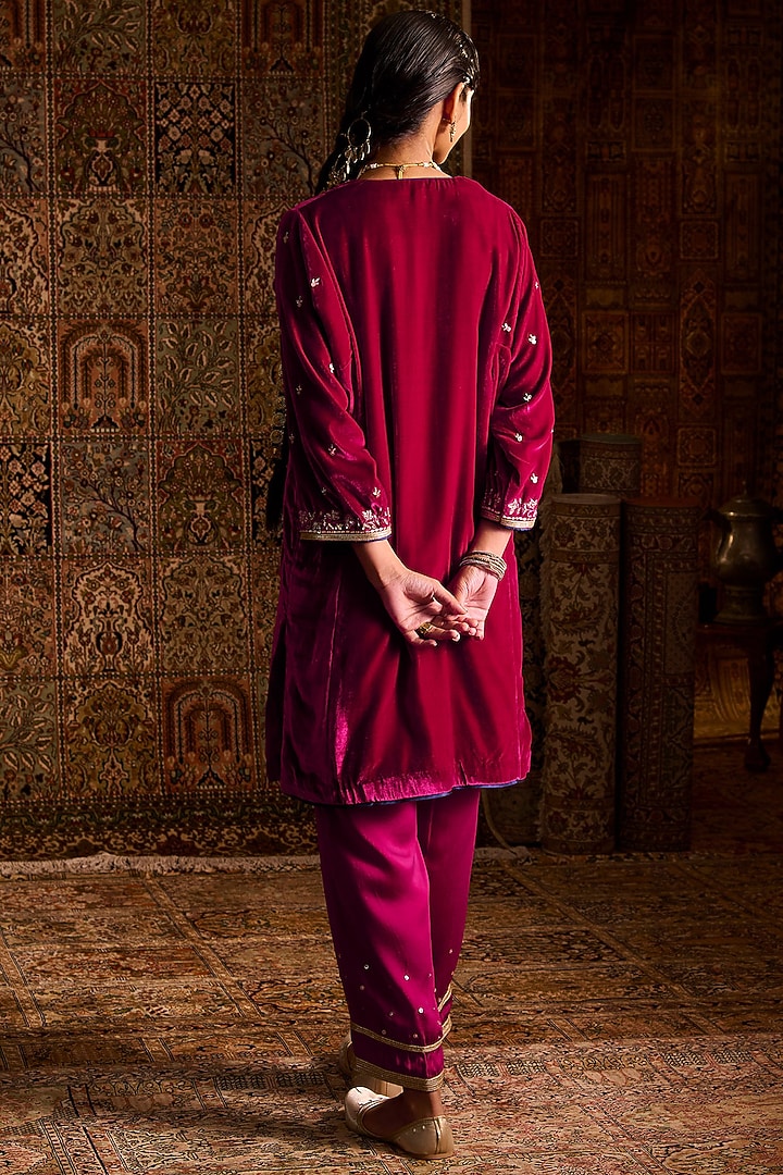 Magenta Silk Velvet Aari Embroidered Pehran Kurta Set by Zoon Tribe at Pernia's Pop Up Shop