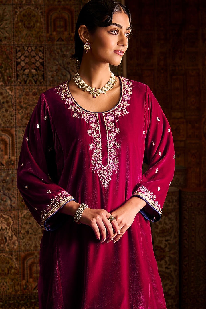 Magenta Silk Velvet Aari Embroidered Pehran Kurta Set by Zoon Tribe at Pernia's Pop Up Shop