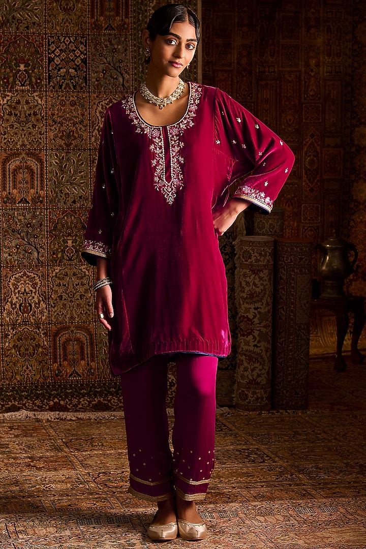 Magenta Silk Velvet Aari Embroidered Pehran Kurta Set by Zoon Tribe at Pernia's Pop Up Shop