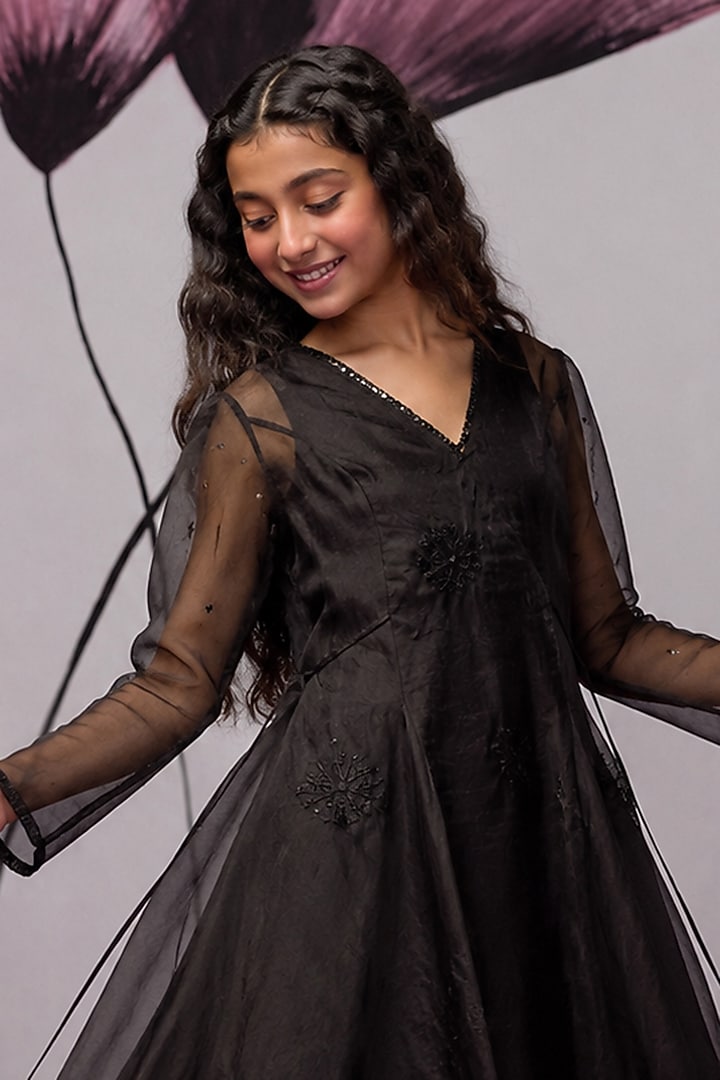 Black Organza Aari Embroidered Kurta Set For Girls by Zoon Tribe Kids at Pernia's Pop Up Shop