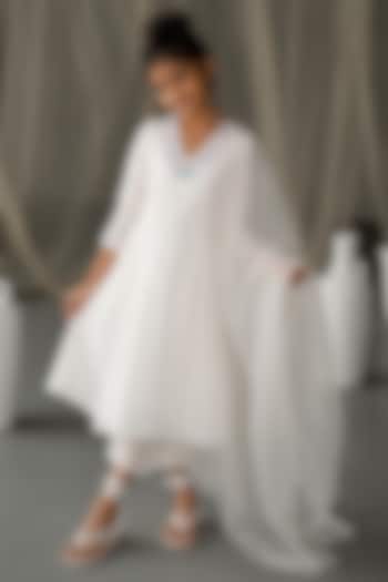 Off White Chanderi Hand Embroidered Anarkali Set For Girls by Zoon Tribe Kids at Pernia's Pop Up Shop