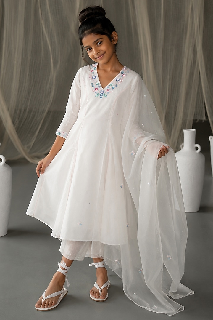 Off White Chanderi Hand Embroidered Anarkali Set For Girls by Zoon Tribe Kids at Pernia's Pop Up Shop