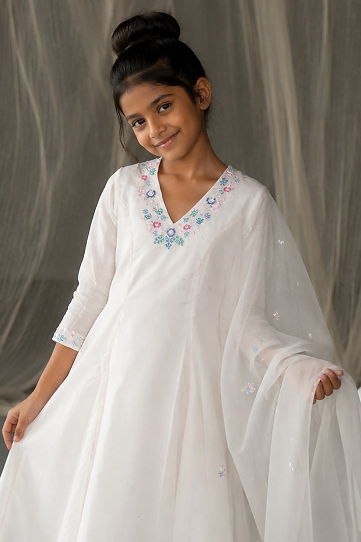 Off White Chanderi Hand Embroidered Anarkali Set For Girls by Zoon Tribe Kids at Pernia's Pop Up Shop