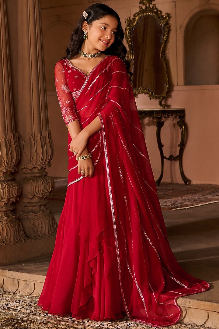 Sindoori Red Organza Hand Embroidered Pre-Stitched Saree Set For Girls by Zoon Tribe Kids at Pernia's Pop Up Shop